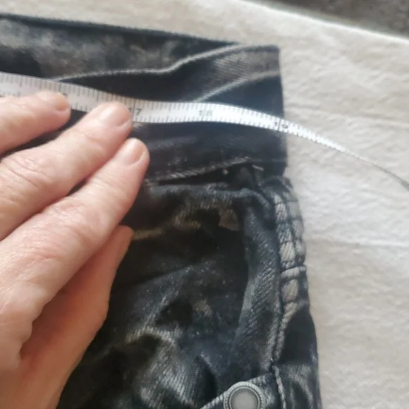 Road Narrows Acid Wash Sz. 36 Shorts - Picture 7 of 9